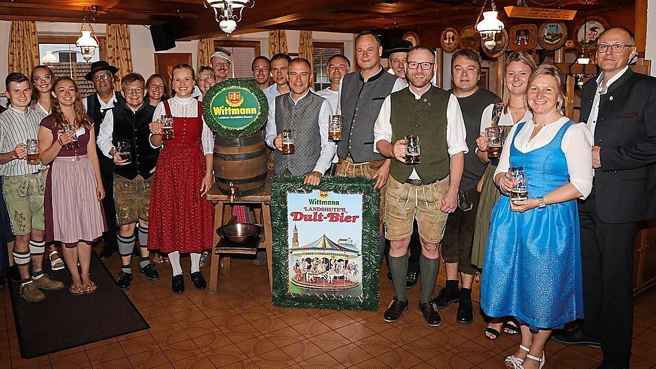 Mit einem kräftigen Prosit stießen die Hinterskirchener Trachtler-Verantwortlichen mit den Wirtsleuten, dem Bürgermeister und Vertretern der Brauerei auf das Gründungsfest im Oktober an. Mit einem kräftigen Prosit stießen die Hinterskirchener Trachtler-Verantwortlichen mit den Wirtsleuten, dem Bürgermeister und Vertretern der Brauerei auf das Gründungsfest im Oktober an.