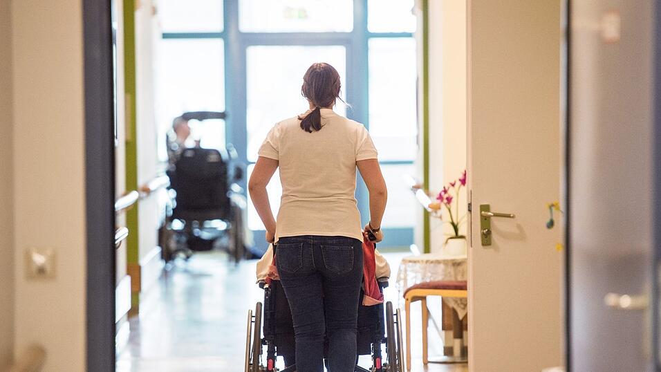 In der Pflege bevorzugen immer mehr Berufstätige die Leiharbeit vor der Fest-anstellung. In der Pflege bevorzugen immer mehr Berufstätige die Leiharbeit vor der Fest-anstellung.