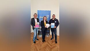 Zur Realisierung der Projekte braucht die Kinderlobby immer Partner: Mit der Bogener Bürgermeisterin Andrea Probst und mit der Vorsitzenden der Wasserwacht Bogen, Martin Peintinger rechts), hat der Vorsitzende der Kinderlobby Straubing-Bogen wieder einmal Glück gehabt.