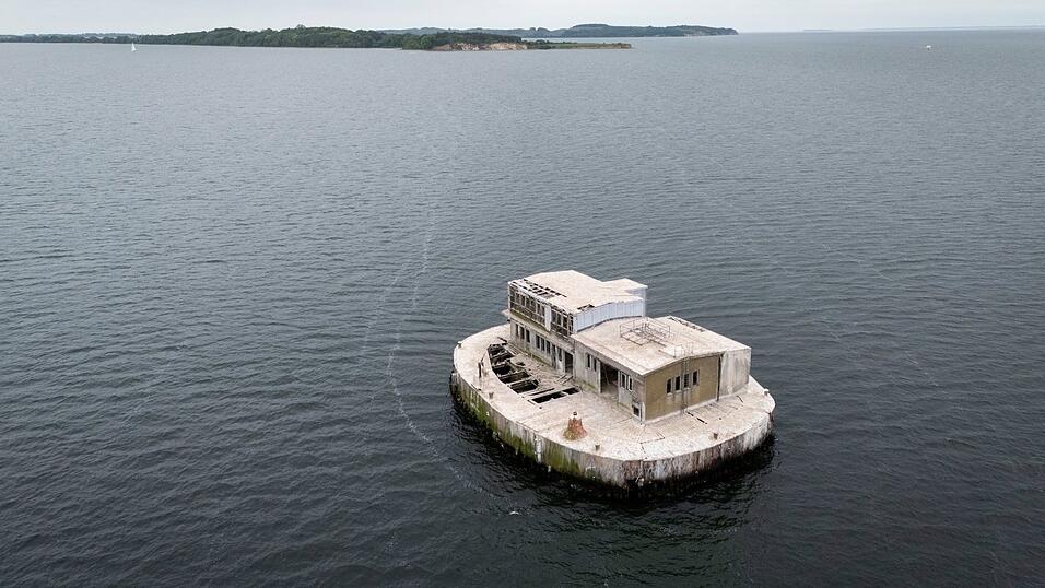 Die künstliche Insel steht im Greifswalder Bodden, südöstlich der Insel Rügen. Die künstliche Insel steht im Greifswalder Bodden, südöstlich der Insel Rügen.