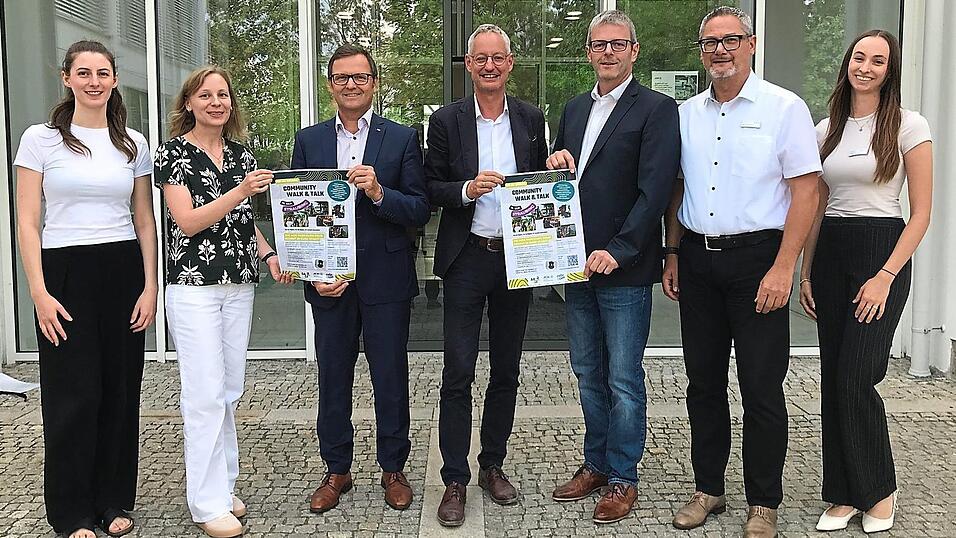 Hoffen auf viele Teilnehmer beim „Mental Health Rocks Run“ (v.l.): Christina Drexler (Geschäftsführerin der Psychosozialen Arbeitsgemeinschaft am Landratsamt), Simone Schaller (Geschäftsstellenleiterin der Gesundheitsregion plus Straubing Stadt und Land), AOK-Direktor Georg Kagermeier, Oberbürgermeister Markus Pannermayr, AOK-Beiratsvorsitzender Markus Kiefl, Markus Schuirer (Teamleiter Markt und Gesundheit der AOK) und Emily Fahn (Fachbetreuerin Markt und Gesundheit der AOK). Hoffen auf viele Teilnehmer beim „Mental Health Rocks Run“ (v.l.): Christina Drexler (Geschäftsführerin der Psychosozialen Arbeitsgemeinschaft am Landratsamt), Simone Schaller (Geschäftsstellenleiterin der Gesundheitsregion plus Straubing Stadt und Land), AOK-Direktor Georg Kagermeier, Oberbürgermeister Markus Pannermayr, AOK-Beiratsvorsitzender Markus Kiefl, Markus Schuirer (Teamleiter Markt und Gesundheit der AOK) und Emily Fahn (Fachbetreuerin Markt und Gesundheit der AOK).