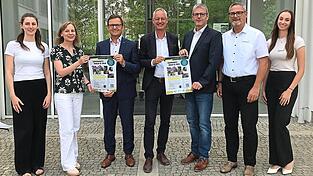 Hoffen auf viele Teilnehmer beim „Mental Health Rocks Run“ (v.l.): Christina Drexler (Geschäftsführerin der Psychosozialen Arbeitsgemeinschaft am Landratsamt), Simone Schaller (Geschäftsstellenleiterin der Gesundheitsregion plus Straubing Stadt und Land), AOK-Direktor Georg Kagermeier, Oberbürgermeister Markus Pannermayr, AOK-Beiratsvorsitzender Markus Kiefl, Markus Schuirer (Teamleiter Markt und Gesundheit der AOK) und Emily Fahn (Fachbetreuerin Markt und Gesundheit der AOK). Hoffen auf viele Teilnehmer beim „Mental Health Rocks Run“ (v.l.): Christina Drexler (Geschäftsführerin der Psychosozialen Arbeitsgemeinschaft am Landratsamt), Simone Schaller (Geschäftsstellenleiterin der Gesundheitsregion plus Straubing Stadt und Land), AOK-Direktor Georg Kagermeier, Oberbürgermeister Markus Pannermayr, AOK-Beiratsvorsitzender Markus Kiefl, Markus Schuirer (Teamleiter Markt und Gesundheit der AOK) und Emily Fahn (Fachbetreuerin Markt und Gesundheit der AOK).