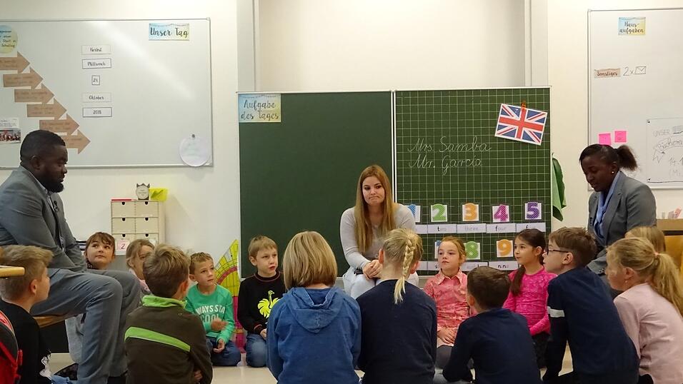 Im Englischunterricht der dritten Klasse durften Raphael Ngasia und Bella Samba mitwirken.