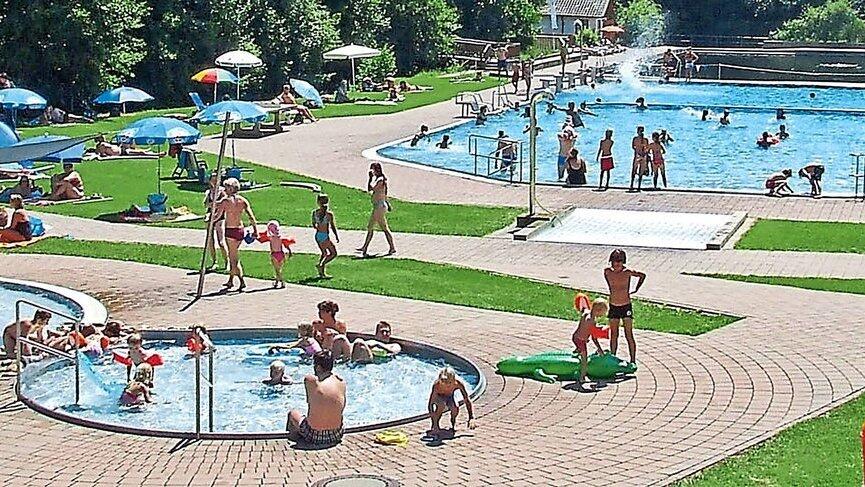 Am Mittwoch öffnen im Landkreis Straubing-Bogen die ersten Freibäder. Im 'normalen' Badebetrieb - im Bild das Freibad in Schwarzach - laufen sie noch nicht, es gelten die Schutz- und Hygieneregeln gemäß den aktuellen gesetzlichen Vorgaben. Am Mittwoch öffnen im Landkreis Straubing-Bogen die ersten Freibäder. Im 'normalen' Badebetrieb - im Bild das Freibad in Schwarzach - laufen sie noch nicht, es gelten die Schutz- und Hygieneregeln gemäß den aktuellen gesetzlichen Vorgaben.