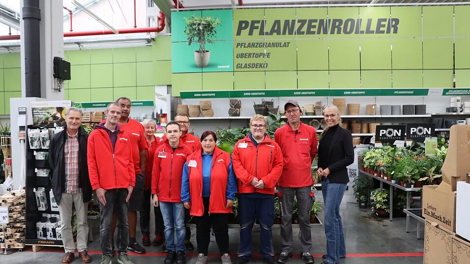 Die Besch&auml;ftigten der Aktion &bdquo;Schichtwechsel&ldquo; mit ihren Tauschpartnern, Gesch&auml;ftsf&uuml;hrerin Katharina Keber und Sozialdienstleiter Thomas Schie&szlig;l im Baumarkt Toom.