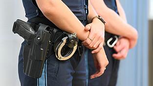 Ein Polizist gab bei der Verfolgung zwei Warnschüsse aus seiner Waffe ab. (Symbolbild) Ein Polizist gab bei der Verfolgung zwei Warnschüsse aus seiner Waffe ab. (Symbolbild)