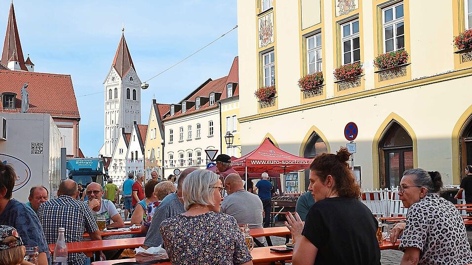 Schattige Plätze wurden schon bald nach Beginn des Altstadtfestes besetzt. Den Blick auf die Kirchtürme gab’s hier gratis noch dazu. Schattige Plätze wurden schon bald nach Beginn des Altstadtfestes besetzt. Den Blick auf die Kirchtürme gab’s hier gratis noch dazu.