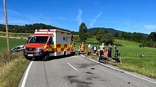 Ein Motorradfahrer ist frontal mit einem Auto zusammengestoßen. 