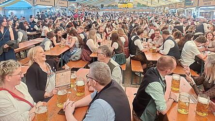 Das Zelt war mit Festg&auml;sten gut gef&uuml;llt und die Stimmung pr&auml;chtig.