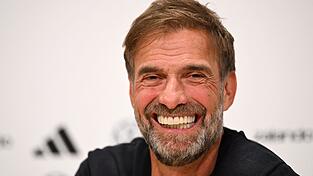 Los geht's: Bei der Pressekonferenz in der Amsterdam-Arena war Jürgen Klopp noch total locker. Los geht's: Bei der Pressekonferenz in der Amsterdam-Arena war Jürgen Klopp noch total locker.