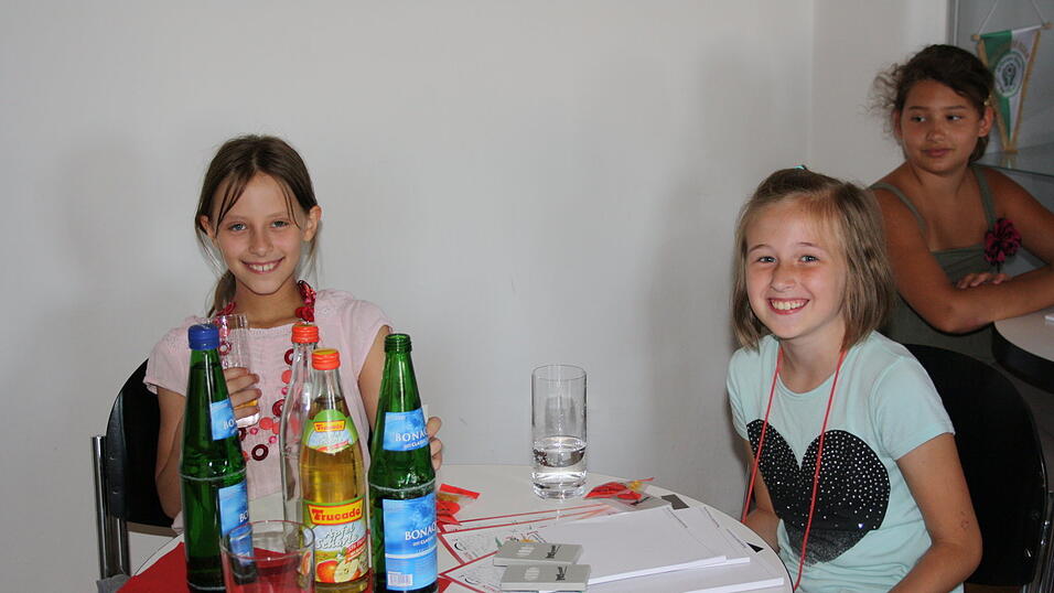 Die 4a und 4b der Grundschule Alburg besuchte am Donnerstag, 11. Juli, zusammen mit ihren Lehrerinnen Frau Scheer und Frau Schill das Verlagshaus des Straubinger Tagblatts. (Foto: Pfeffer) Die 4a und 4b der Grundschule Alburg besuchte am Donnerstag, 11. Juli, zusammen mit ihren Lehrerinnen Frau Scheer und Frau Schill das Verlagshaus des Straubinger Tagblatts. (Foto: Pfeffer)