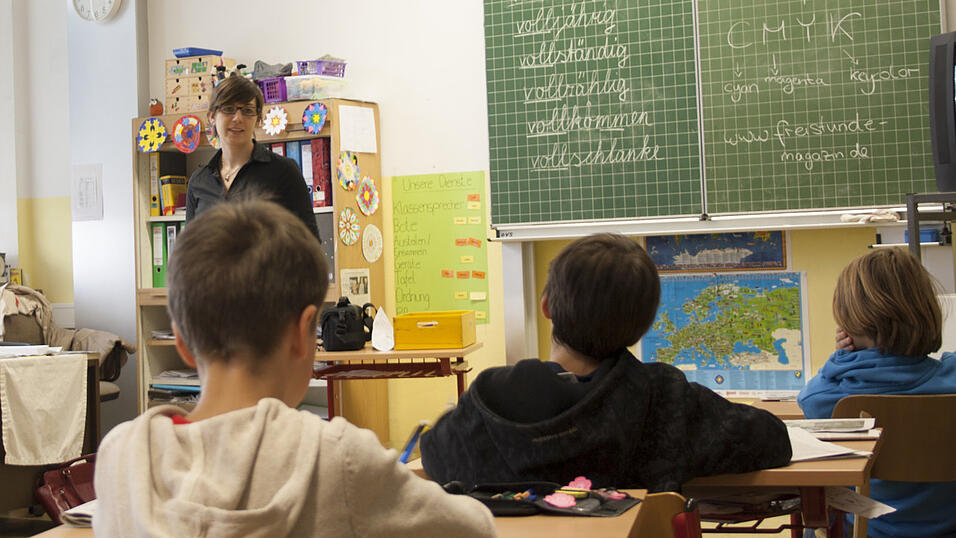 Zwei Schülerinnen der 4b der Grundschule St. Peter in Straubing schlüpften für eine Stunde in die Rolle der Fotografen. Fleißig fotografierten sie ihre Mitschüler beim Besuch der Redakteurin Tanja Pfeffer. Zwei Schülerinnen der 4b der Grundschule St. Peter in Straubing schlüpften für eine Stunde in die Rolle der Fotografen. Fleißig fotografierten sie ihre Mitschüler beim Besuch der Redakteurin Tanja Pfeffer.