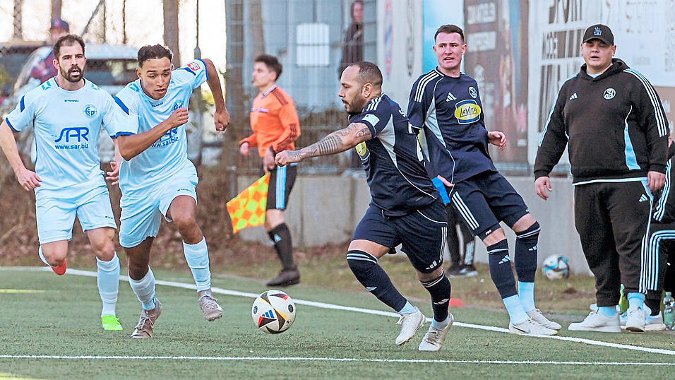 Gut drauf: Landshuts Dominik Wei&szlig; (am Ball) traf nach der Halbzeitpause gleich zweimal sehenswert.