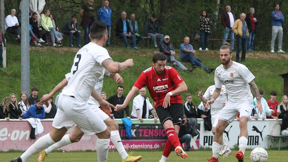 Der 1. FC Bad Kötzting hat sich im Landkreisderby gegen die SpVgg Lam durchgesetzt.