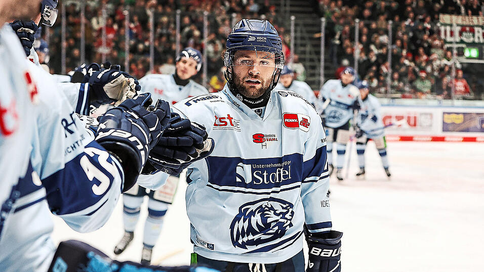 Gleich zweimal kann sich Tyler Sheehy am Freitagabend im Spiel bei den Augsburger Panthern die Gl&uuml;ckw&uuml;nsche der Straubinger Bank abholen: Beim 4:1-Sieg erzielt er das 2:0 und das 3:1.