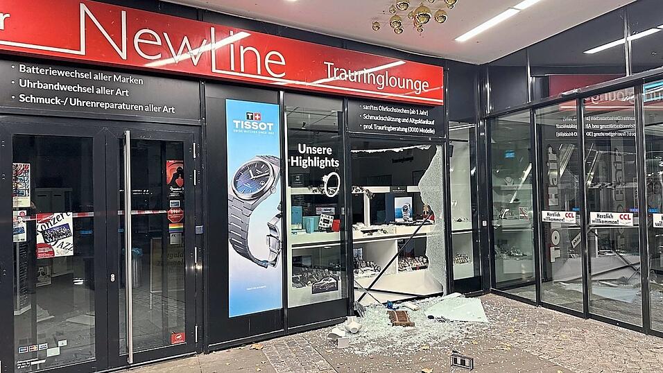 Die Schaufensterscheibe des Juwelier-Ladens wurde von den beiden Tätern mit Gullydeckeln komplett zerstört. Die Schaufensterscheibe des Juwelier-Ladens wurde von den beiden Tätern mit Gullydeckeln komplett zerstört.