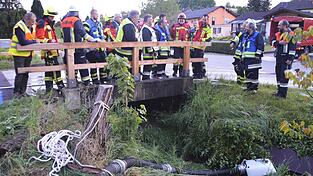 Beim abschließenden Rundgang der Führungskräfte wurde auch der nicht ausreichend Wasser führende Wolfsbach inspiziert.