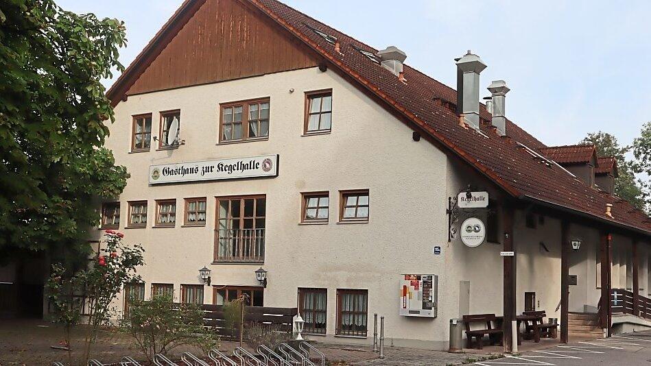 In der Kegelhalle werden die Kegelbahnen saniert.