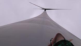 Ganz schön beeindruckend, so ein Windrad. Und nicht überall gern gesehen.