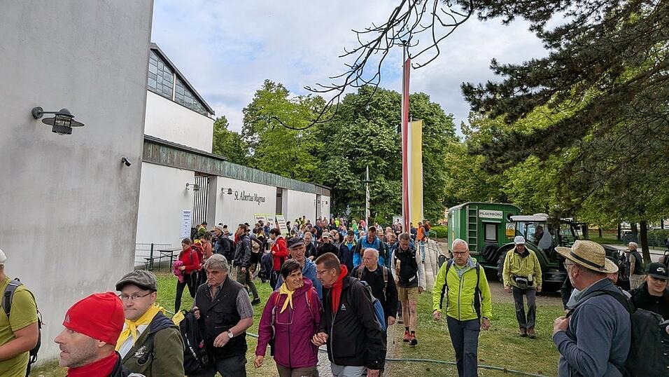 Nach dem Gottesdienst in der St.-Albertus-Magnus-Kirche sammelten sich die vielen Pilger zum Abmarsch aus Regensburg. Drei Tage Fu&szlig;weg f&uuml;hren sie bis nach Alt&ouml;tting.