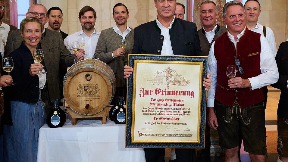 Markus Söder löst seine Schulden beim Stockacher Narrengericht ein. Markus Söder löst seine Schulden beim Stockacher Narrengericht ein.