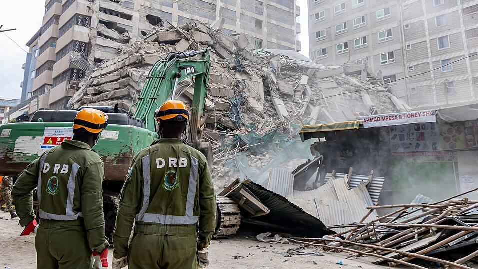 Rettungskräfte führen Such- und Rettungsmaßnahmen an der Stelle eines eingestürzten mehrstöckigen Gebäudes durch, das sich im Stadtteil Eastleigh in Nairobi im Bau befand. Rettungskräfte führen Such- und Rettungsmaßnahmen an der Stelle eines eingestürzten mehrstöckigen Gebäudes durch, das sich im Stadtteil Eastleigh in Nairobi im Bau befand.