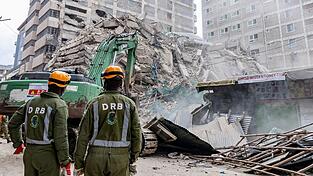 Rettungskräfte führen Such- und Rettungsmaßnahmen an der Stelle eines eingestürzten mehrstöckigen Gebäudes durch, das sich im Stadtteil Eastleigh in Nairobi im Bau befand. Rettungskräfte führen Such- und Rettungsmaßnahmen an der Stelle eines eingestürzten mehrstöckigen Gebäudes durch, das sich im Stadtteil Eastleigh in Nairobi im Bau befand.