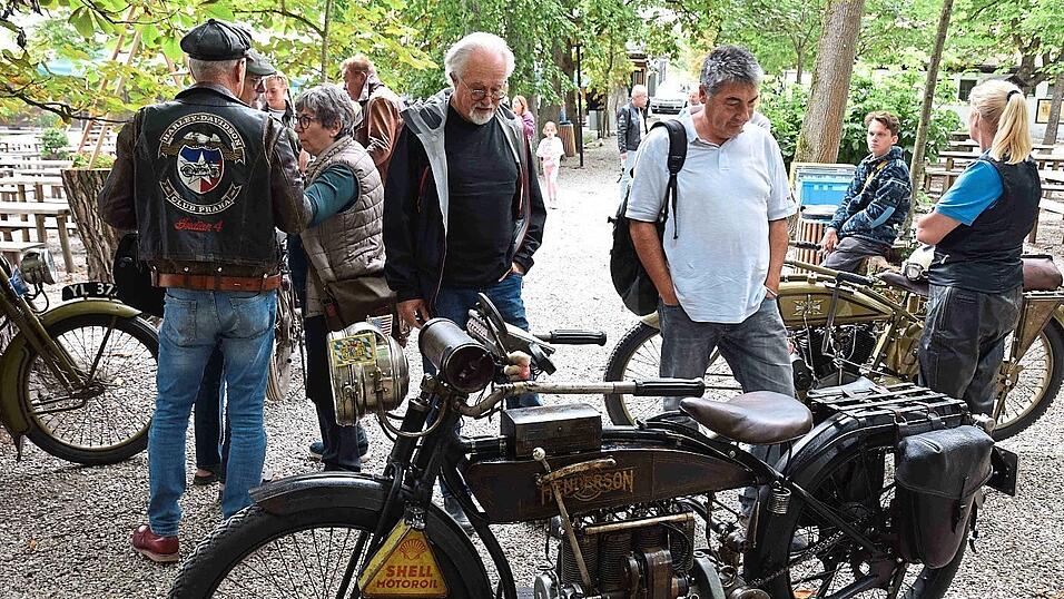 Die meisten der in Haag pr&auml;sentierten Motorr&auml;der waren mehr als 100 Jahre alt. Da mussten die Fans schon ganz genau hinschauen.