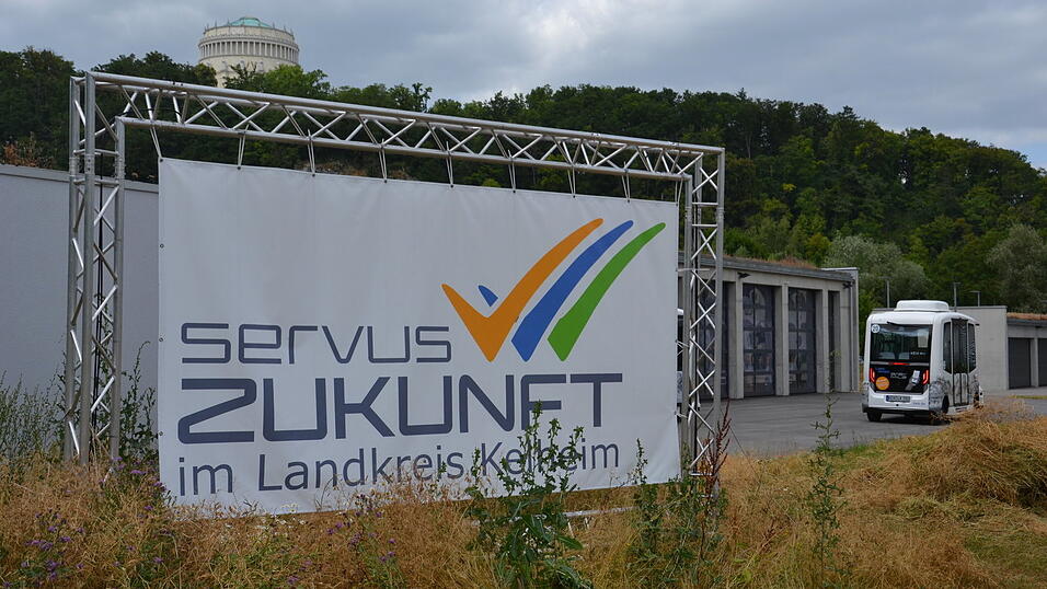 Mehrere Jahre zuckelten wie von Geisterhand gesteuerte Fahrzeuge durch die Stadt Kelheim. Das vom Bundeswirtschaftsministerium geförderte Forschungsprojekt Safestream sollte dazu beitragen, autonomes Fahren auf die Straße bringen. Doch so weit ist es noch lange nicht. Mehrere Jahre zuckelten wie von Geisterhand gesteuerte Fahrzeuge durch die Stadt Kelheim. Das vom Bundeswirtschaftsministerium geförderte Forschungsprojekt Safestream sollte dazu beitragen, autonomes Fahren auf die Straße bringen. Doch so weit ist es noch lange nicht.