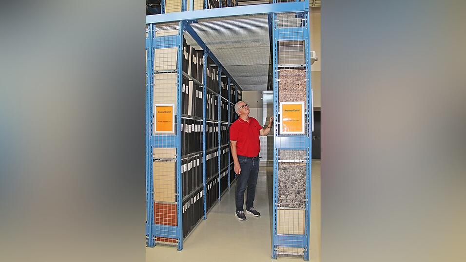 Wolfgang Heitzer steht im Archiv des Medienhauses im Gebäude am Asterweg. Die Regale sind in derselben Farbe wie die Druckmaschine gehalten. Wolfgang Heitzer steht im Archiv des Medienhauses im Gebäude am Asterweg. Die Regale sind in derselben Farbe wie die Druckmaschine gehalten.
