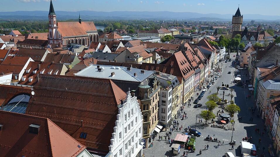 Besonders bei klarem Wetter geht der Ausblick nicht nur in die Stadt Straubing, sondern weit in den Gäuboden und in den Bayerischen Wald.