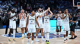 Deutschlands Basketballer feiern den Finaleinzug bei der EM. Deutschlands Basketballer feiern den Finaleinzug bei der EM.