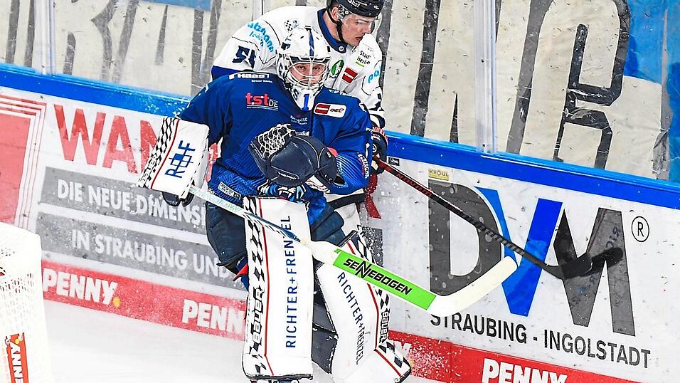 Auch wenn Tigers-Schlussmann Florian Bugl (in Blau) hier in h&ouml;chster Not kl&auml;ren kann, muss der Keeper gegen die Iserlohn Roosters zwei Mal hinter sich greifen.