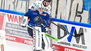Auch wenn Tigers-Schlussmann Florian Bugl (in Blau) hier in h&ouml;chster Not kl&auml;ren kann, muss der Keeper gegen die Iserlohn Roosters zwei Mal hinter sich greifen.