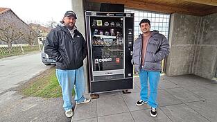 Angeln kennt keine Uhrzeit: Jeffry (l.) und Renaldi Schneeberger jun. haben in Ruckasing einen Automaten f&uuml;r K&ouml;der und Angelbedarf in Betrieb genommen.