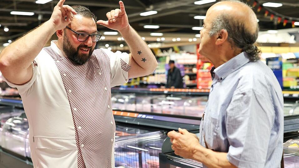 Metzger Yevgeniy Klibanov zeigt die Gebärde für «Rind». Metzger Yevgeniy Klibanov zeigt die Gebärde für «Rind».