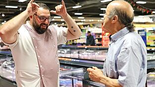 Metzger Yevgeniy Klibanov zeigt die Geb&auml;rde f&uuml;r &laquo;Rind&raquo;.