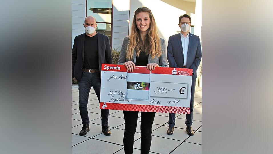 Die strahlende Jugendpreistr&auml;gerin Luisa Caselitz mit den Gratulanten, Oberb&uuml;rgermeister Dr. Christian Moser (r.) und dem Jugendbeauftragten der Stadt, Konrad Rankl.