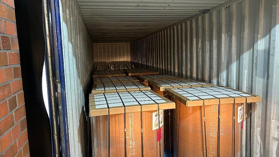 Im Inneren der Papierrollen waren 400 Pakete mit Heroin versteckt, die der Zoll bei einer R&ouml;ntgenkontrolle im Hamburger Hafen entdeckte.