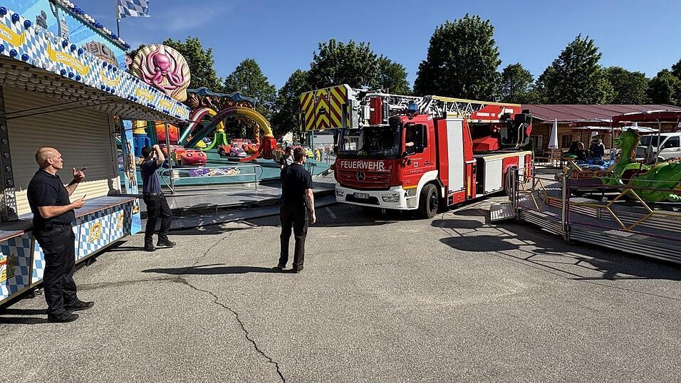 Am Freitag vor Festbeginn testete die Feuerwehr Bad Kötzting die Befahrbarkeit des Festgeländes. Am Freitag vor Festbeginn testete die Feuerwehr Bad Kötzting die Befahrbarkeit des Festgeländes.