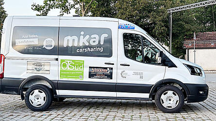 Die ersten gebuchten Touren hat der Neunsitzer, der ab sofort am Parkplatz vor der Dreifachturnhalle steht, schon hinter sich.
