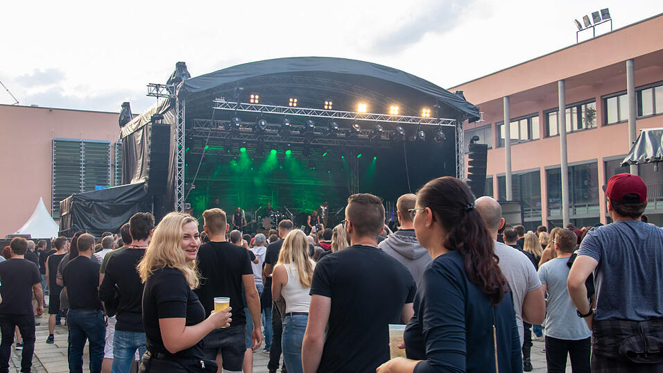 Die Rammstein-Coverband Stahlzeit begeisterte beim Campus Open Air Deggendorfer Fans. Die Rammstein-Coverband Stahlzeit begeisterte beim Campus Open Air Deggendorfer Fans.