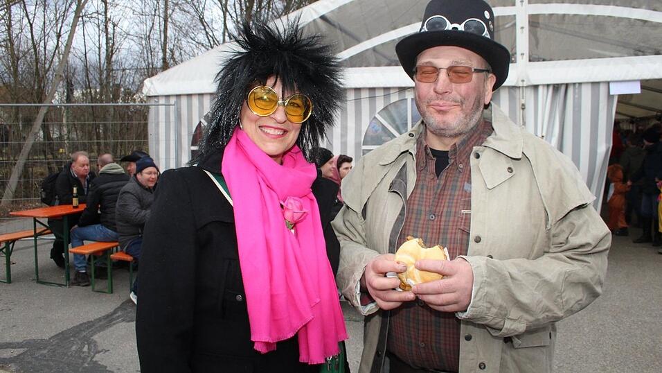 Viele Faschings-Fans haben sich am Samstag den Umzug in Langenbach angesehen. Viele Faschings-Fans haben sich am Samstag den Umzug in Langenbach angesehen.