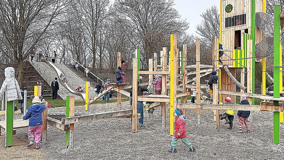 Unmittelbar nach der Eröffnung eroberten die Kinder den neu gestalteten Spielplatz mit rund 2000 Quadratmetern Spielfläche. Der große Turm wurde nach den Wünschen der kleinen Nutzer gebaut und vereint viele Spielmöglichkeiten. Unmittelbar nach der Eröffnung eroberten die Kinder den neu gestalteten Spielplatz mit rund 2000 Quadratmetern Spielfläche. Der große Turm wurde nach den Wünschen der kleinen Nutzer gebaut und vereint viele Spielmöglichkeiten.
