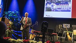 Sparkassen-Vorstandsvorsitzender Franz Wittmann bei seinem Grußwort in der Waldmünchner Dreifachturnhalle Sparkassen-Vorstandsvorsitzender Franz Wittmann bei seinem Grußwort in der Waldmünchner Dreifachturnhalle