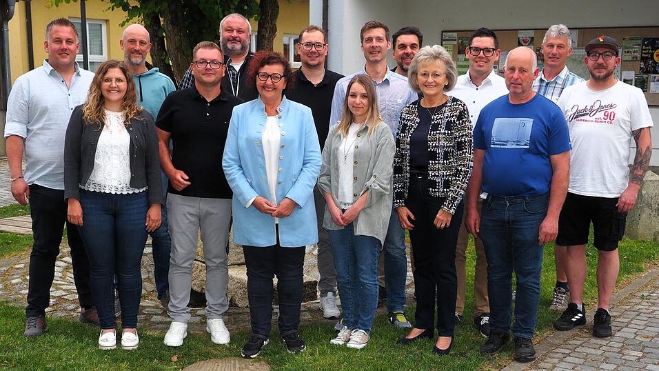 Der neue Gemeinderat: Stefan Neppl (v. l.), Theresa Leitermann, Konrad Wei&szlig;, Roland Meixensberger, Andreas Menacher, B&uuml;rgermeisterin Angelika Leitermann, Karl Brandl, Melanie Bauer, Zweiter B&uuml;rgermeister Roman Aschenbrenner, Josef N&uuml;rnberger, Rosemarie Kaeser, Sebastian Hitzler, Stefan Achatz, Andreas Penzkofer und Michael Stauss