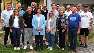 Der neue Gemeinderat: Stefan Neppl (v. l.), Theresa Leitermann, Konrad Wei&szlig;, Roland Meixensberger, Andreas Menacher, B&uuml;rgermeisterin Angelika Leitermann, Karl Brandl, Melanie Bauer, Zweiter B&uuml;rgermeister Roman Aschenbrenner, Josef N&uuml;rnberger, Rosemarie Kaeser, Sebastian Hitzler, Stefan Achatz, Andreas Penzkofer und Michael Stauss