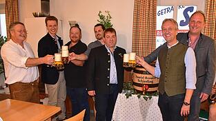 Ehrengäste und Festwirte stoßen auf das Gelingen des Hellrings an (v.l.): Konrad Hirthammer, Georg VII. Schneider, Tobias Klingseis, Tobias Hirthammer, Jakob Sixt IV., Bürgermeister Herbert Blascheck und Harald Ferstl. Ehrengäste und Festwirte stoßen auf das Gelingen des Hellrings an (v.l.): Konrad Hirthammer, Georg VII. Schneider, Tobias Klingseis, Tobias Hirthammer, Jakob Sixt IV., Bürgermeister Herbert Blascheck und Harald Ferstl.