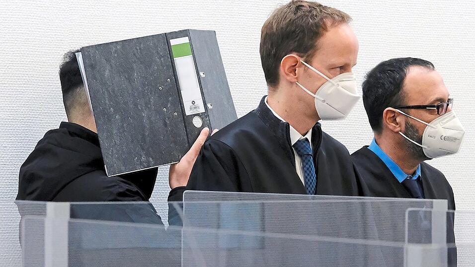 Der 24-j&auml;hrige Angeklagte (l.) verbirgt im Landgericht Ingolstadt sein Gesicht. 'Es tut mir unendlich leid, dass es zum Unfall gekommen ist', sagte er. Vor ihm stehen seine Verteidiger Andreas Ruch und Adam Ahmed (r.).