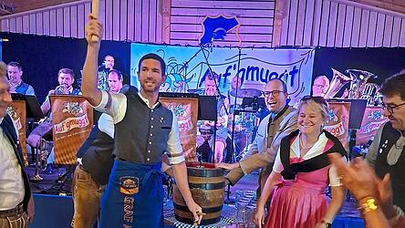 FC-Vorstand Felix Sommersperger zapfte mit zwei Schlägen das erste Fass Festbier an. FC-Vorstand Felix Sommersperger zapfte mit zwei Schlägen das erste Fass Festbier an.